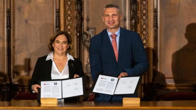 La alcaldesa de Barcelona, Ada Colau, y el alcalde de Kiev, Vitali Klitschko, tras firmar un acuerdo de colaboración entre ambas ciudades en el Ayuntamiento de la capital catalana