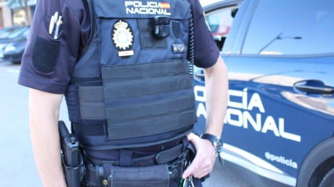agente-policia-nacional Imagen de archivo de un agente de la Policía Nacional