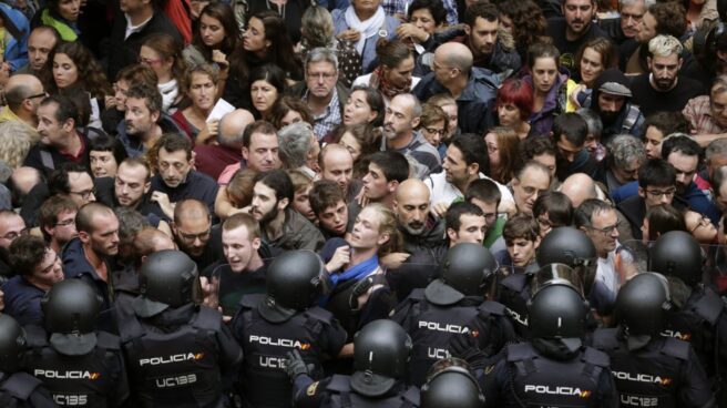 Antidisturbios a las puertas de un colegio de Barcelona el 1-O.