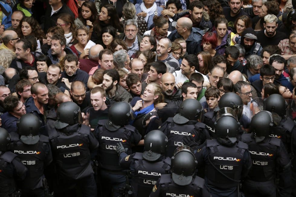 Antidisturbios a las puertas de un colegio de Barcelona el 1-O.