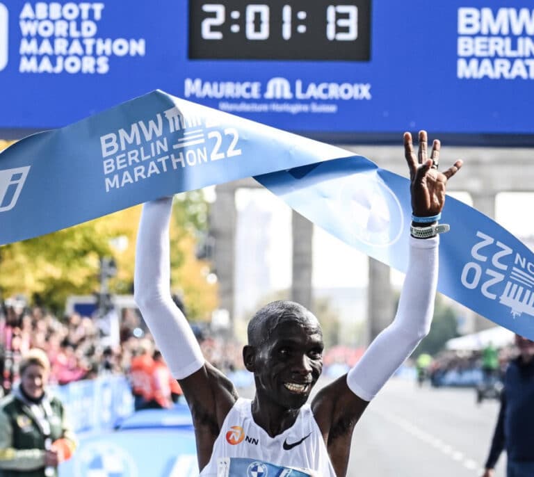 El atleta keniano Kipchoge vuelve a batir el récord mundial de maratón en Berlín