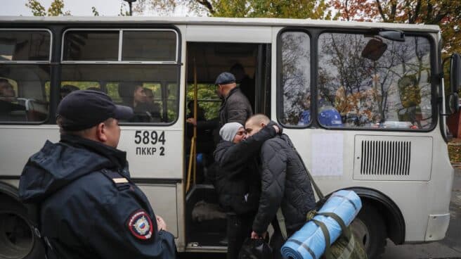 Ciudadanos rusos movilizados parten hacia la guerra en Ucrania.