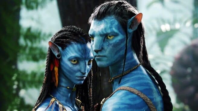 Fotograma de Avatar en la que se ve a los dos protagonistas extraterrestres de color azul, la película de James Cameron cuya segunda parte se estrena en 2022