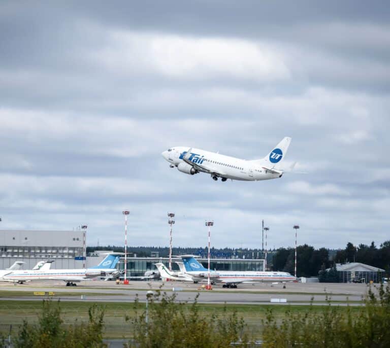 Vuelos llenos e incertidumbre en las fronteras: la movilización cerca a los hombres rusos de entre 18 y 65 años