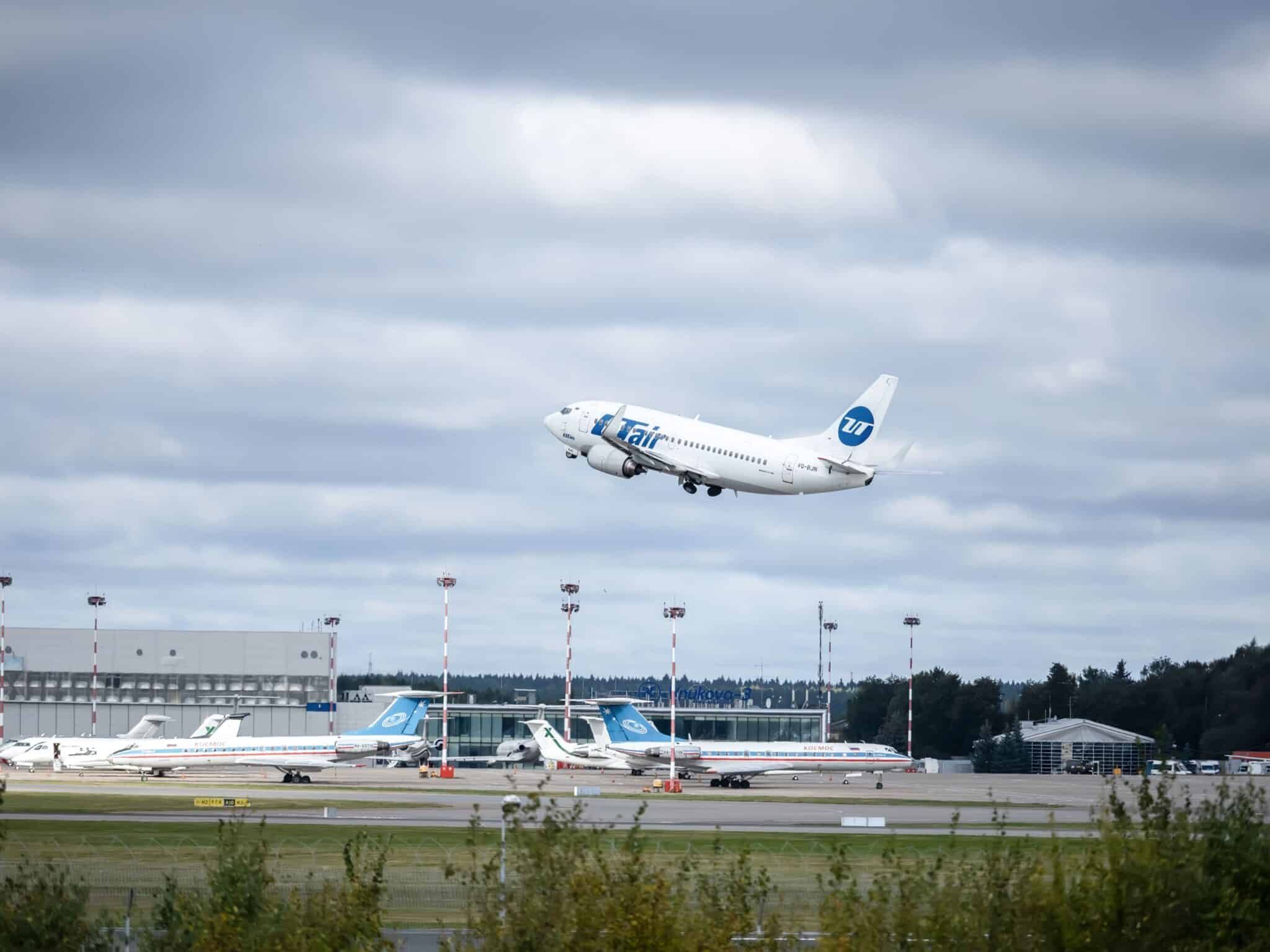 Un avión despega desde el aeropuerto internacional de Moscú.