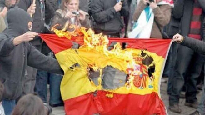 Quema de una bandera de España por independentistas catalanes. Quema de una bandera de España por independentistas catalanes.