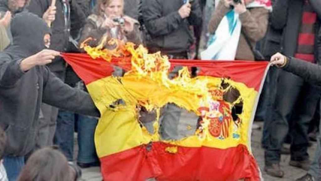 Quema de una bandera de España por independentistas catalanes.