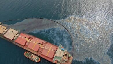 Un detenido por la colisión del buque en Gibraltar que sufre una fuga de combustible