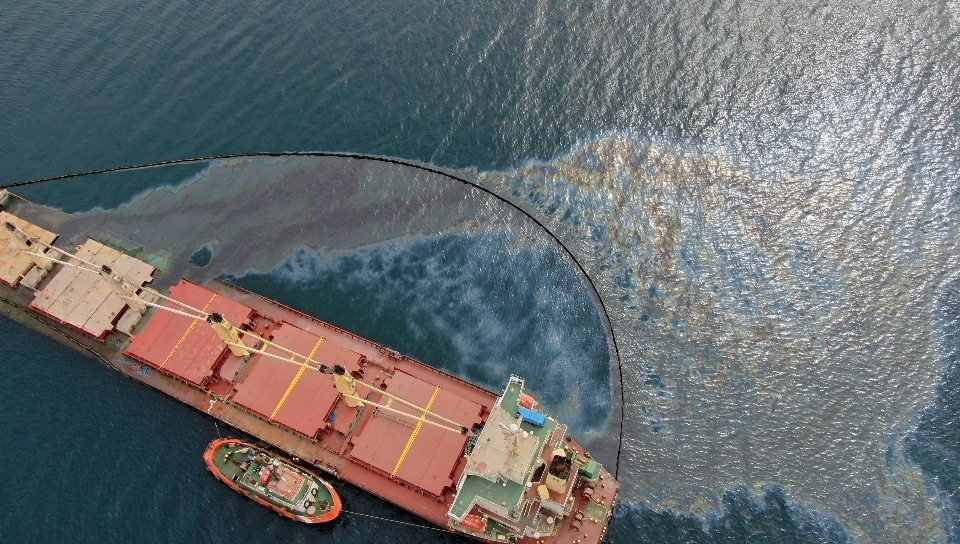 Imagen del buque granelero OS35, varado en la costa al Este de Gibraltar