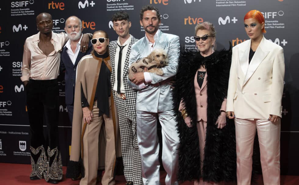 El director Paco León (3d), y los actores Carmen Maura (2d), Carmen Machi (3i), Luis Bermejo (2i), Wekaforé (i) y el rapero Ayax Pedrosa, posan este domingo en la alfombra roja del 70 Festival de Cine de San Sebastián.