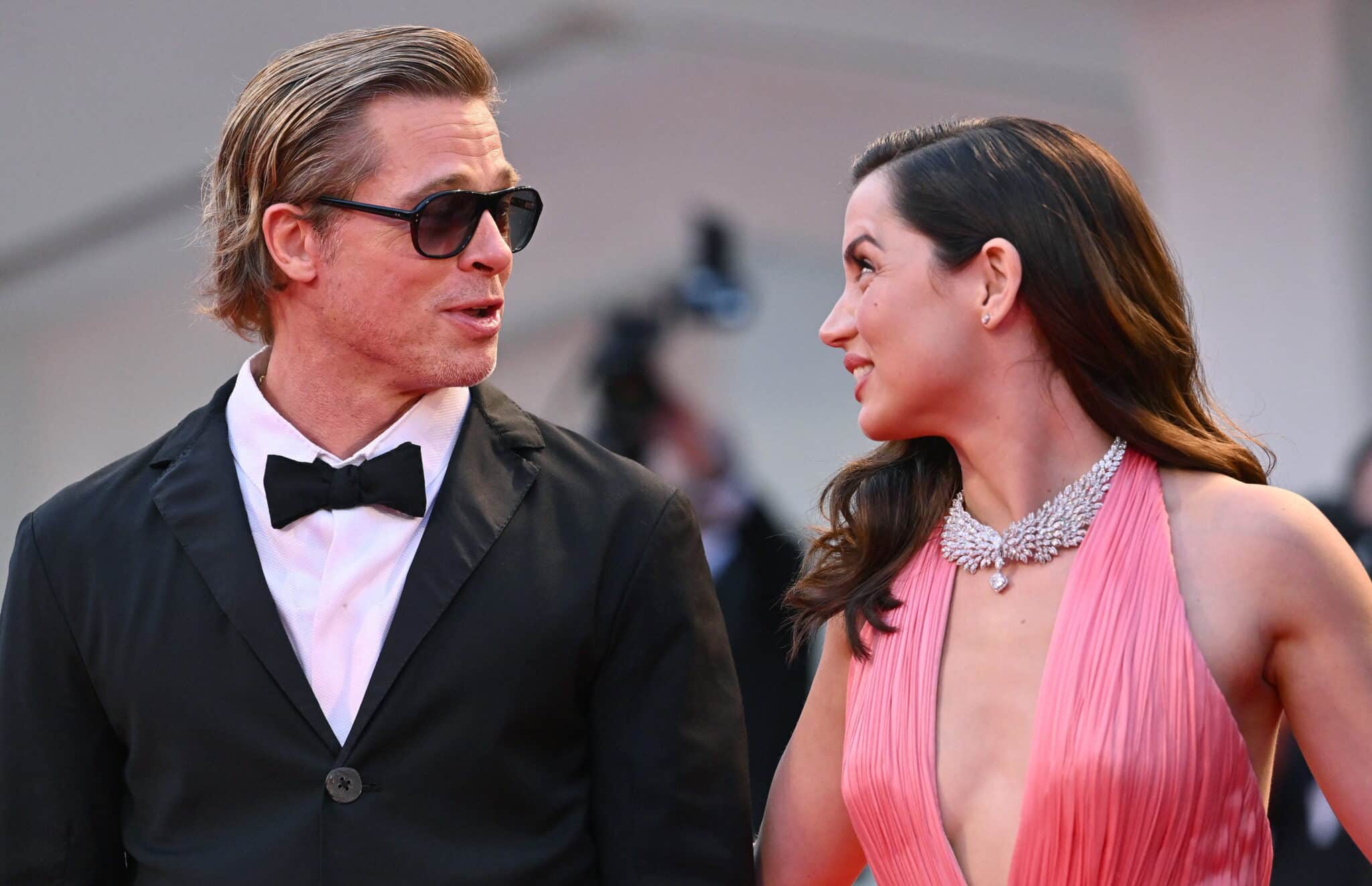Ana de Armas deslumbra en la alfombra roja de Venecia junto a Brad Pitt