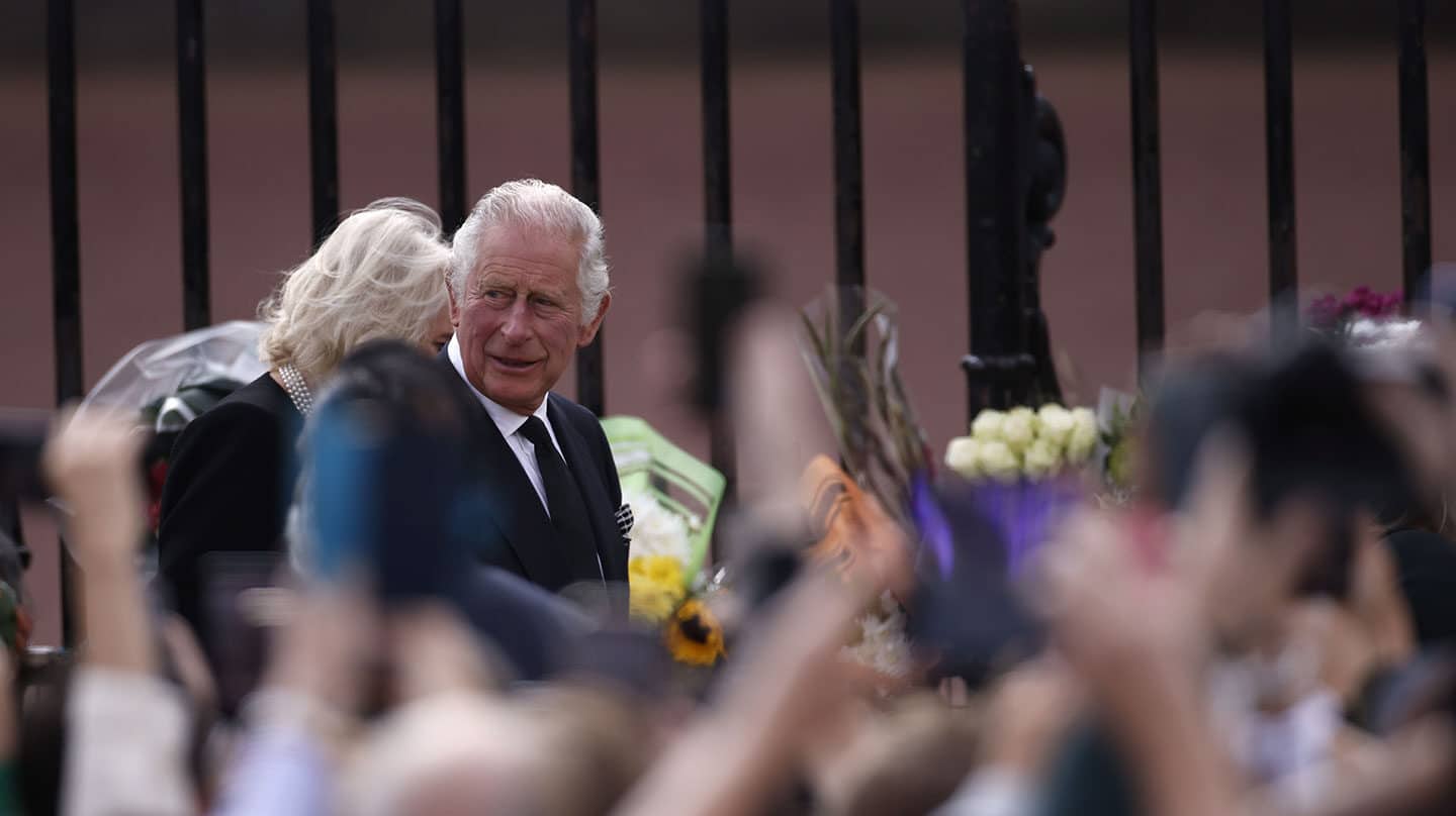 Carlos III y su esposa a su llegada a Londres