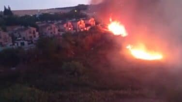 Varias familias desalojadas por un incendio en Camas provocado por un pirómano