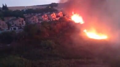 Varias familias desalojadas por un incendio en Camas provocado por un pirómano