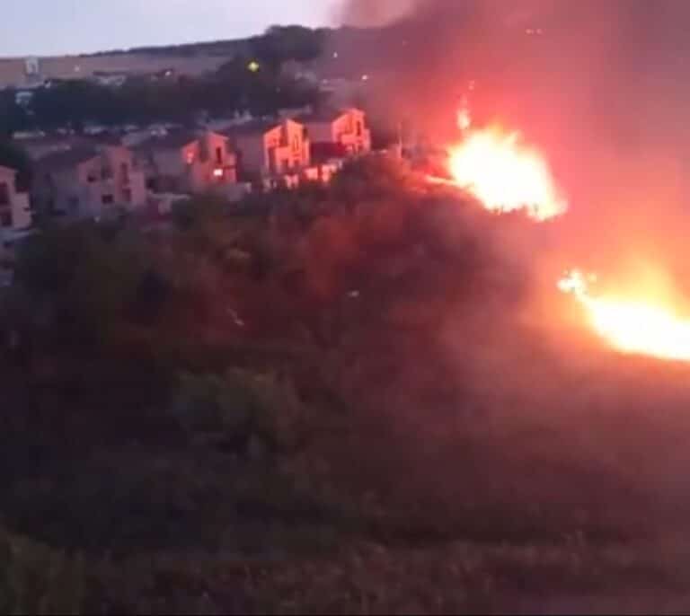 Varias familias desalojadas por un incendio en Camas provocado por un pirómano