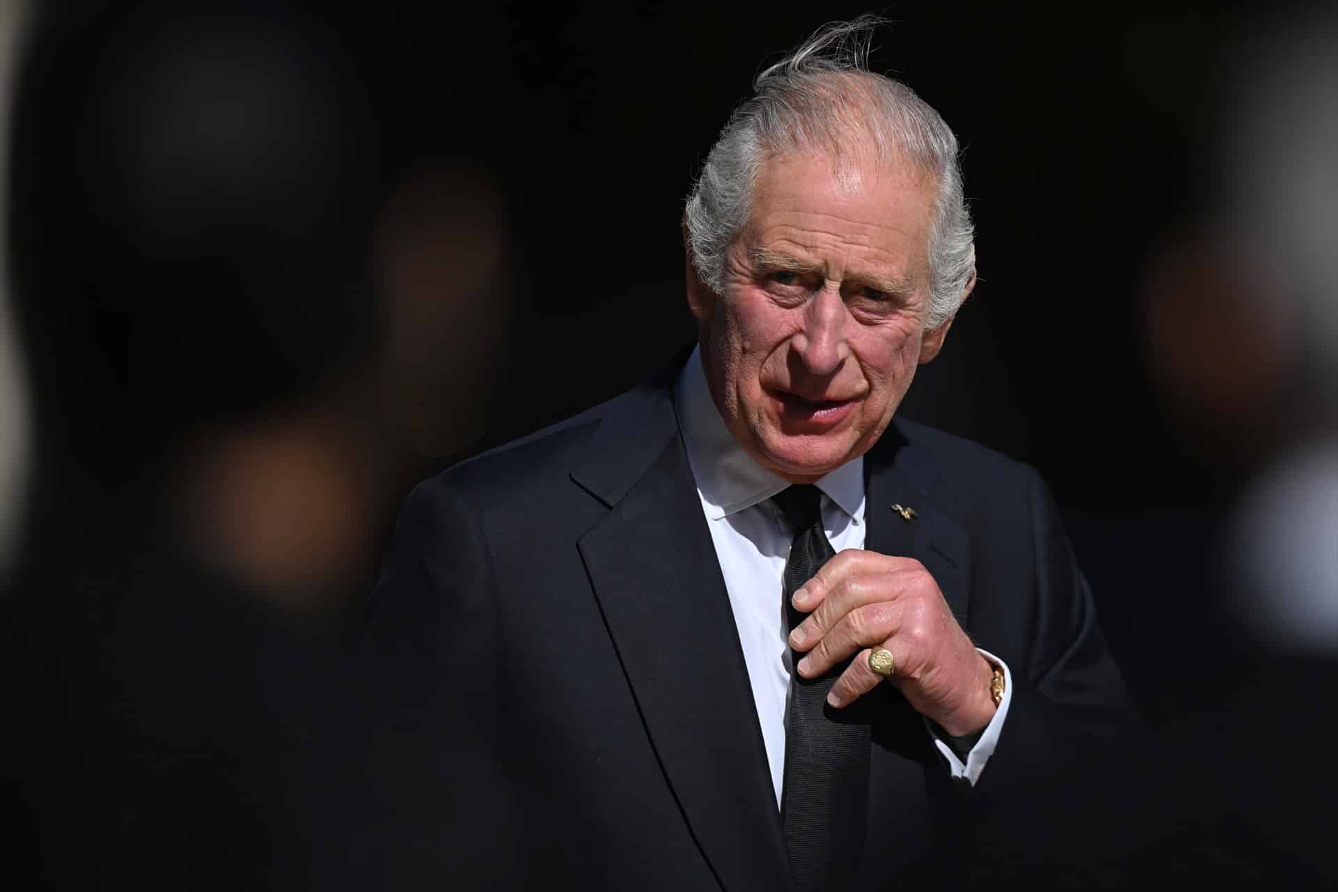 El rey Carlos III de Inglaterra sufre dactilitis, una enfermedad conocida coloquialmente como "dedos de salchicha"