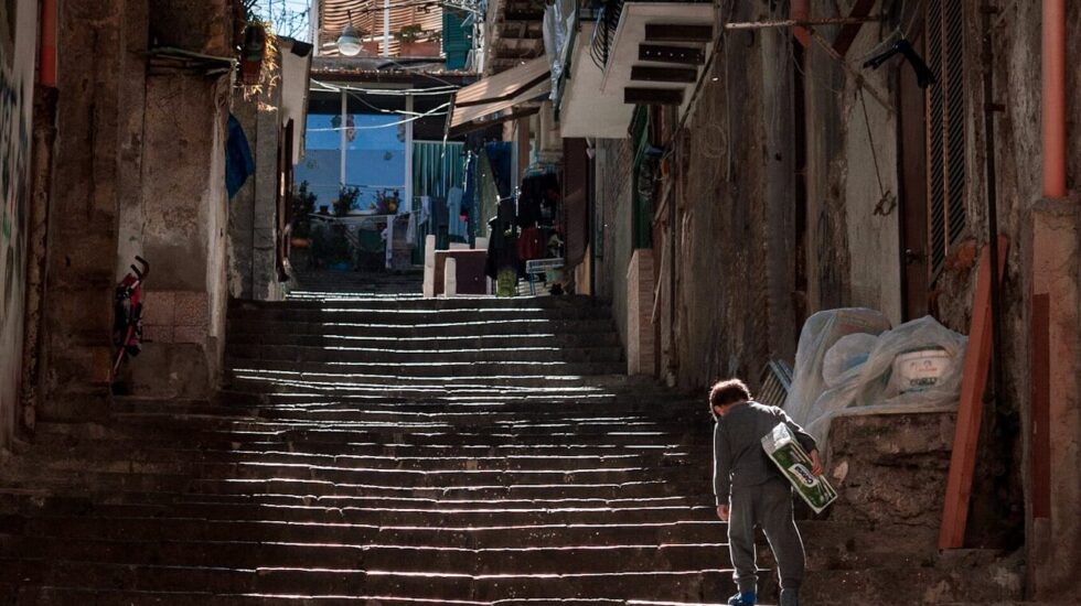 Un niño sube unas escaleras en el Quartieri Spagnoli (Nápoles)