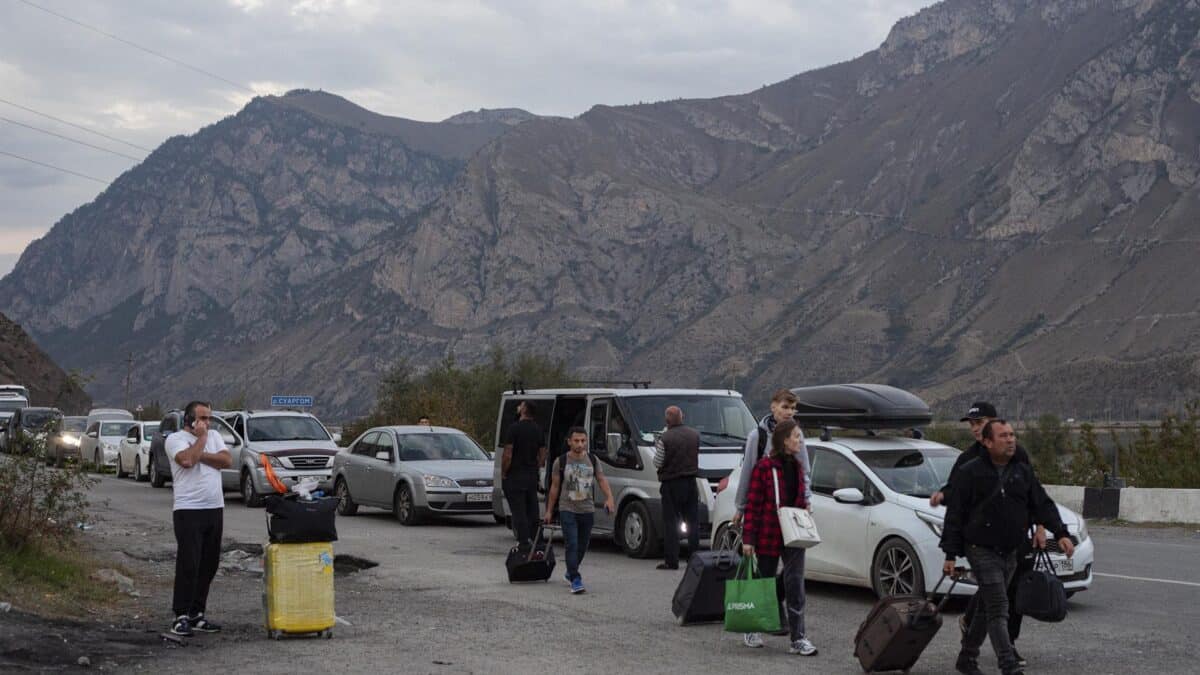 Ciudadanos rusos huyen a Georgia a través del paso fronterizo de Verkhnii Lars.