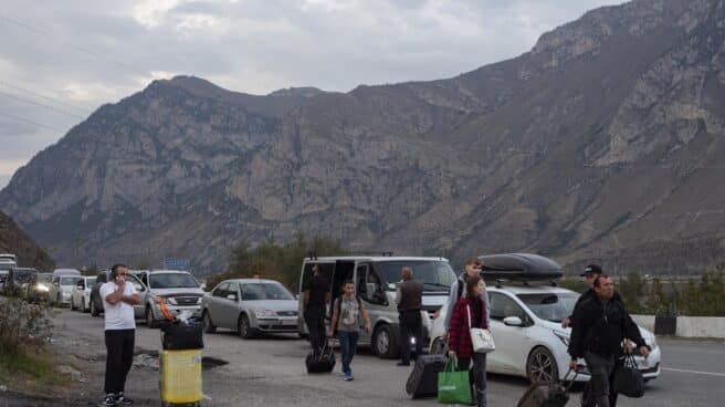 Ciudadanos rusos huyen a Georgia a través del paso fronterizo de Verkhnii Lars.