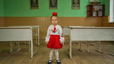 Vuelta al colegio en plena guerra: temor en Ucrania y patriotismo en Rusia