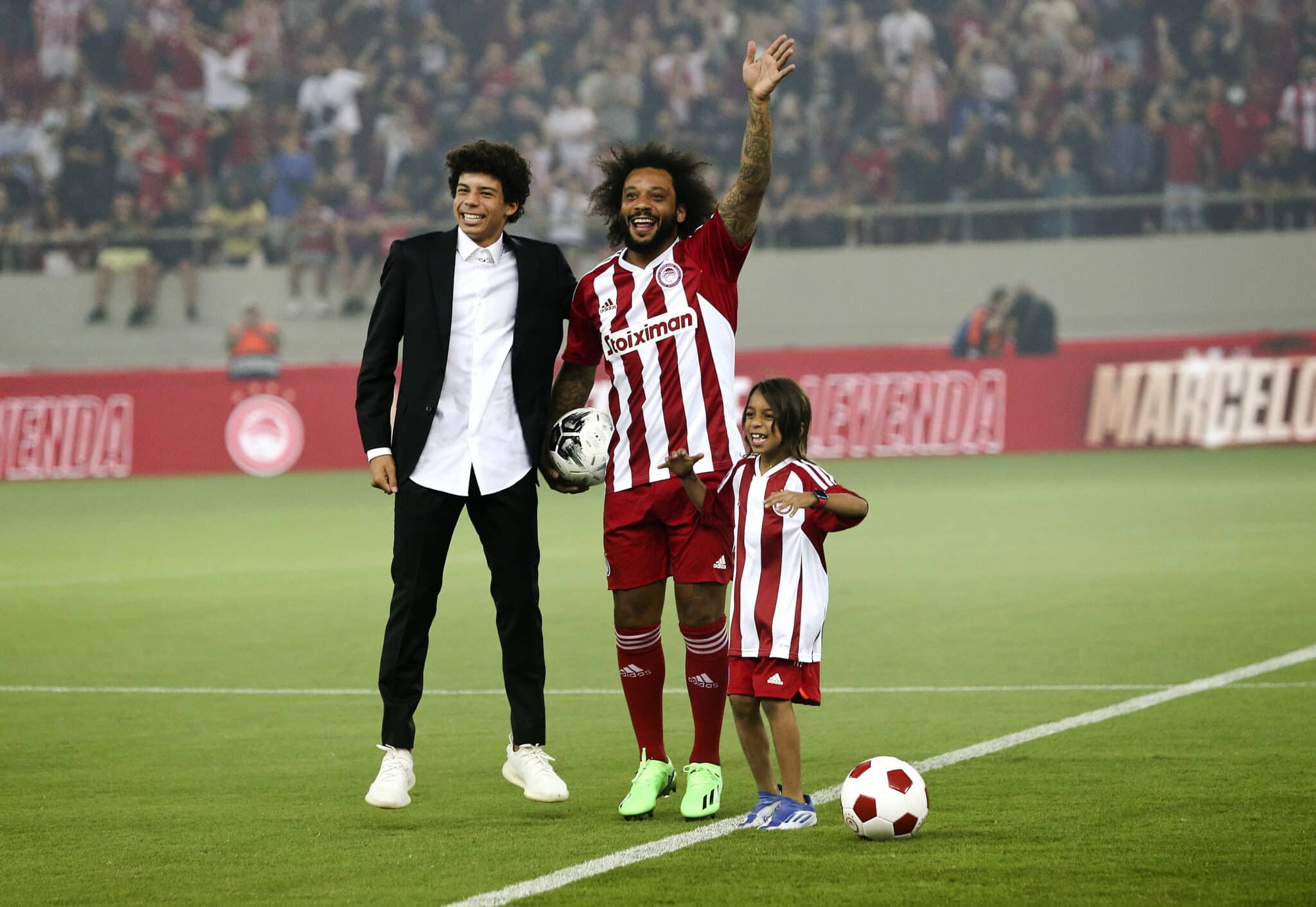Marcelo junto a sus hijos en su presentación como nuevo jugador del Olympiakos