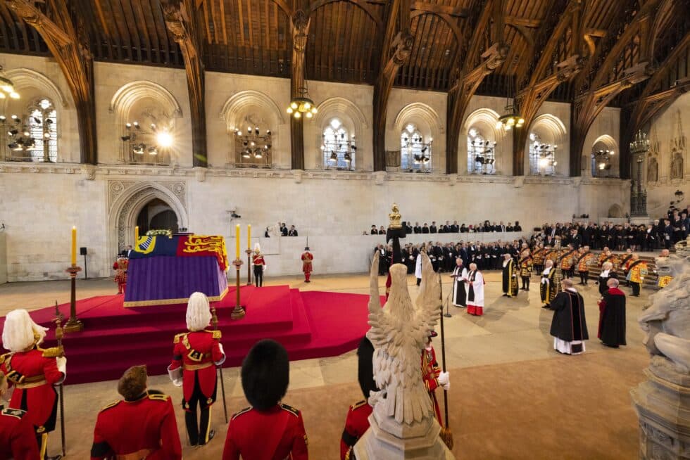 Una fotografía difundida por el Parlamento del Reino Unido muestra al arzobispo de Canterbury Justin Welby (C-L) al frente del servicio para el comienzo de la mentira-en-estado de la reina Isabel II de Gran Bretaña