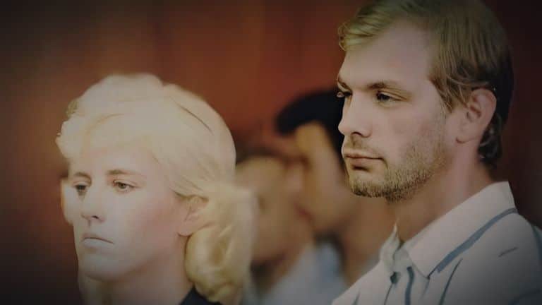 El verdadero Jeffrey Dahmer y su madre en el juicio