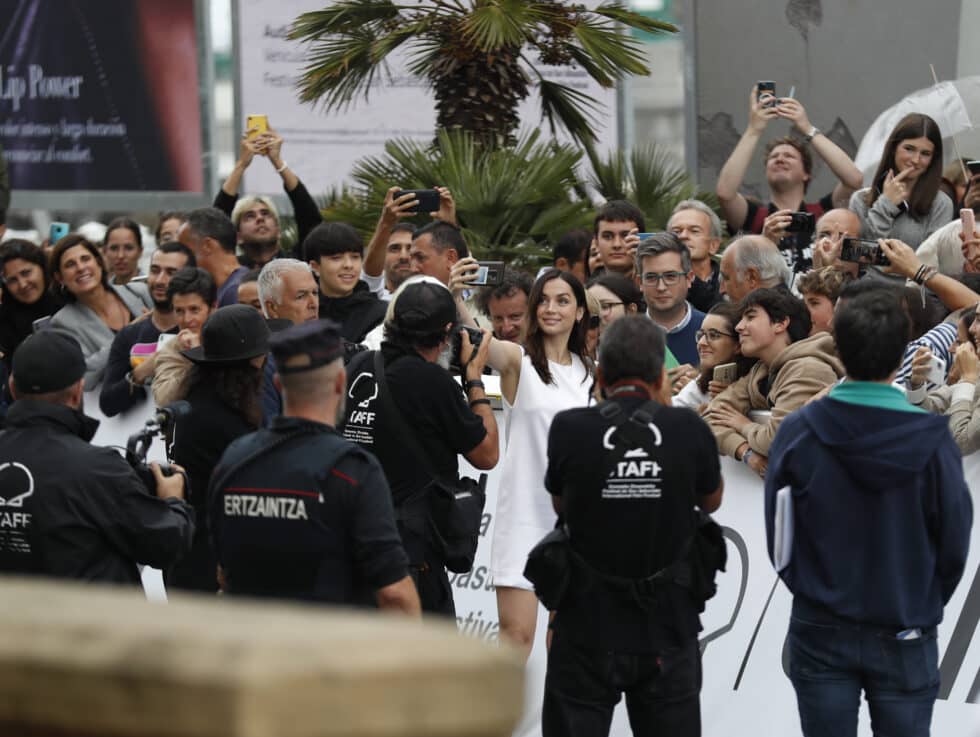 La actriz Ana de Armas se fotografía junto a los posa fans a su llegada a la 70 edición del Festival de Cine de San Sebastián.