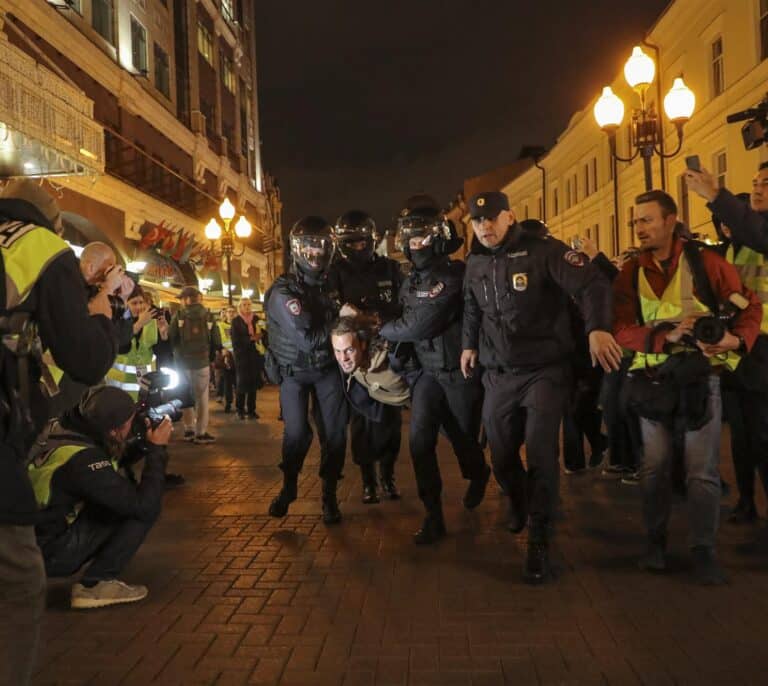 La Policía rusa arresta a más de 1.000 personas en las manifestaciones contra la guerra de Putin