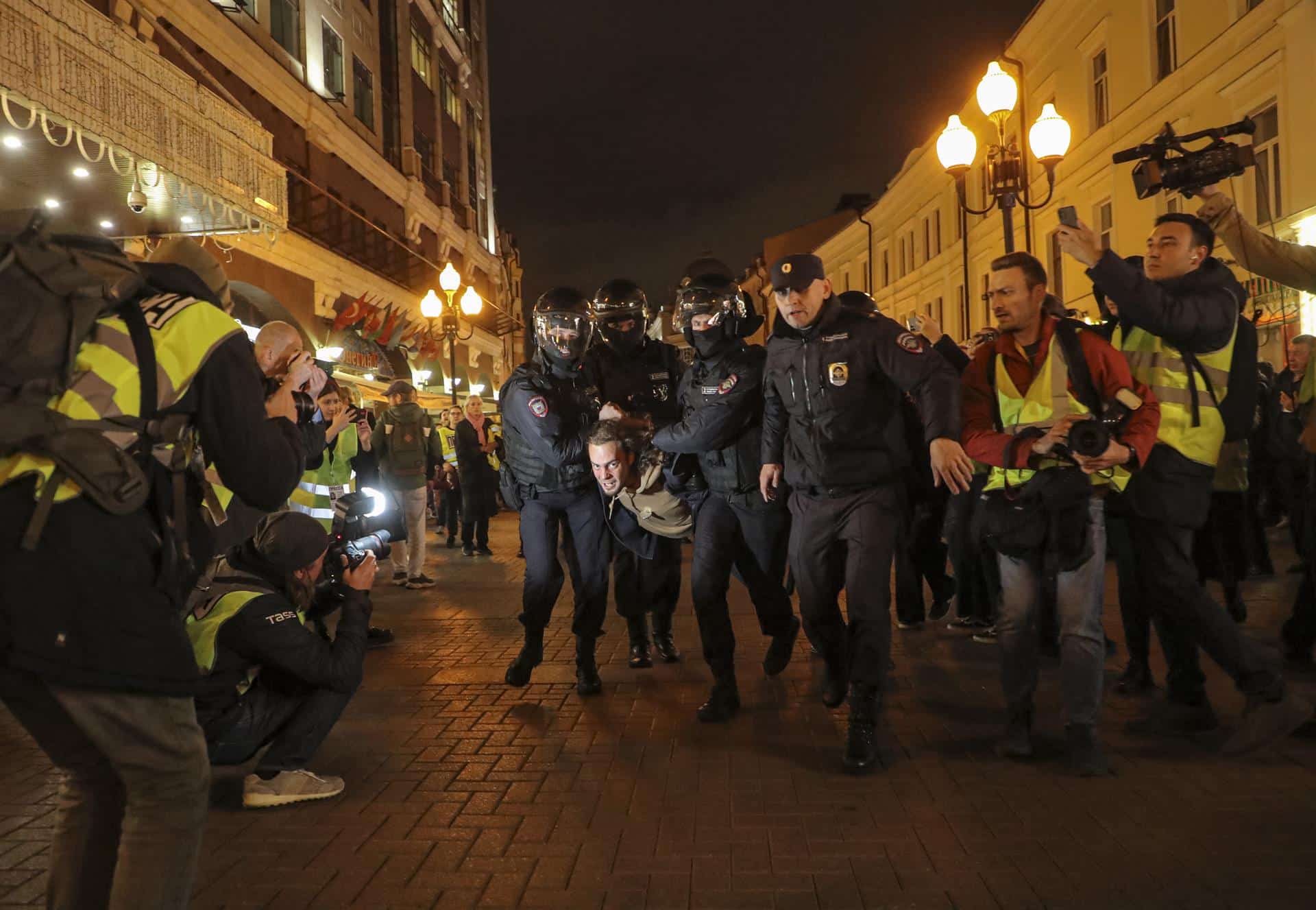 Un manifestante, detenido por policías antidisturbios en Moscú este miércoles.