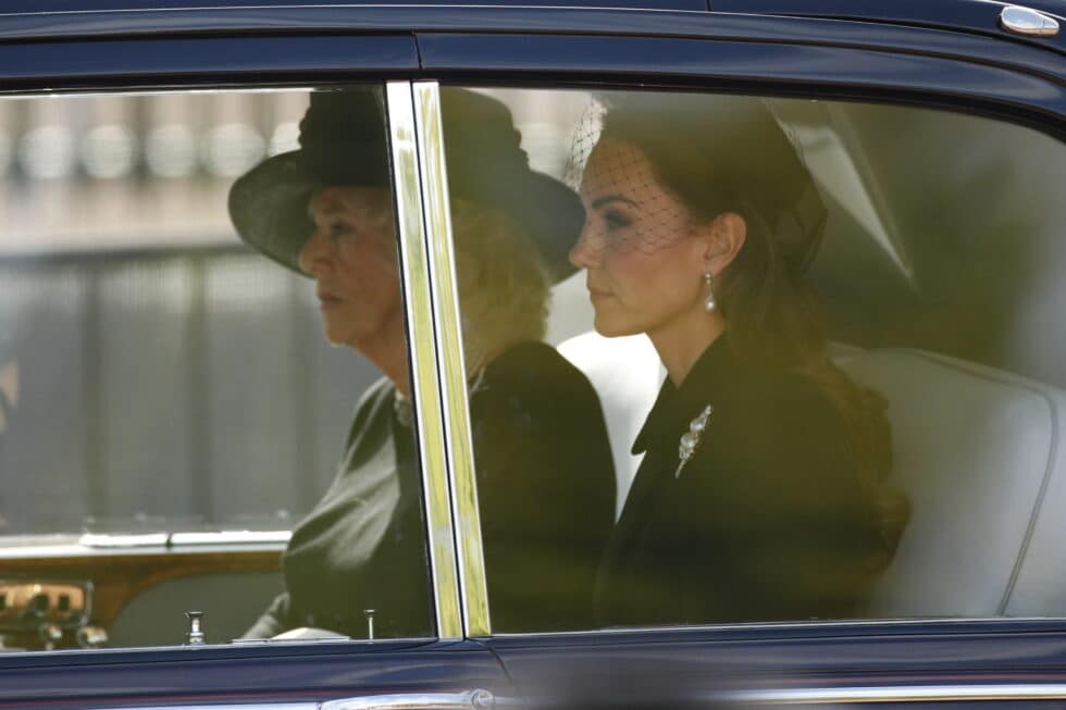 Camilla (i), la reina consorte, y la princesa de Gales, Catalina (d), en un automóvil en el cortejo fúnebre con los restos de Isabel II transportados en un carro de armas desde el Palacio de Buckingham hasta la sede del Parlamento en Westminster en Londres