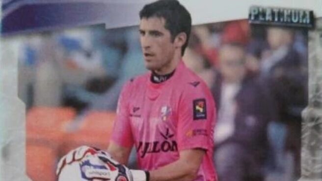 Edu Navarro Edu Navarro, portero del SD de Huesca, sosteniendo un balón durante un partido con su equipación de color rosa
