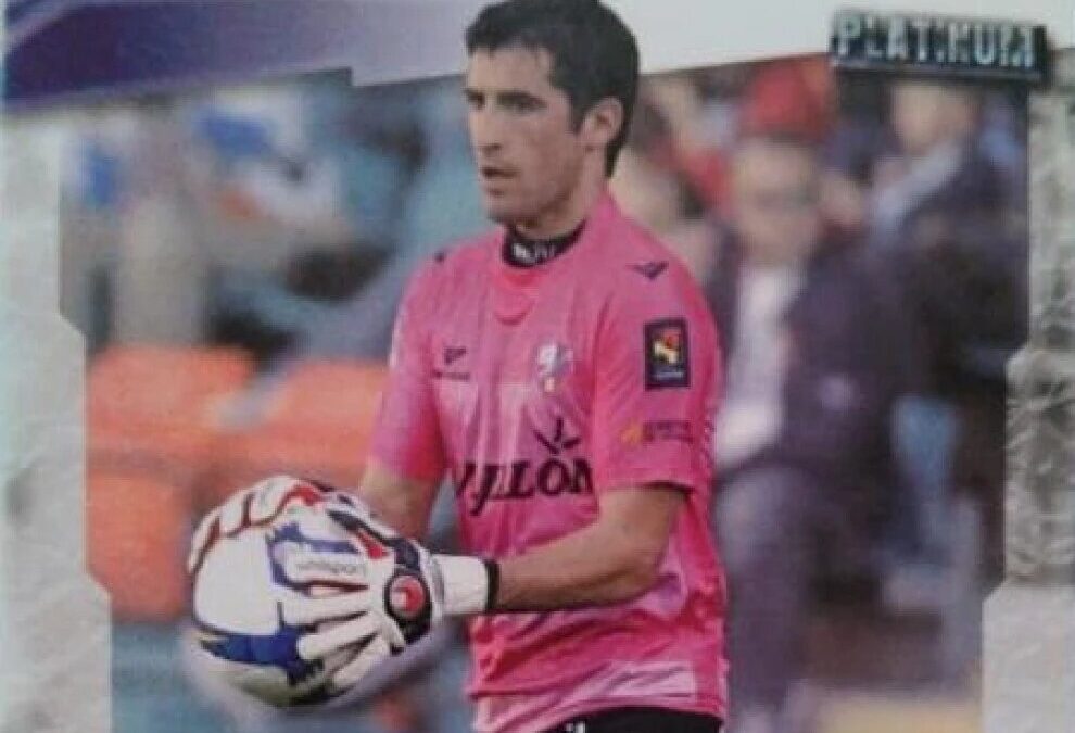 Edu Navarro, portero del SD de Huesca, sosteniendo un balón durante un partido con su equipación de color rosa