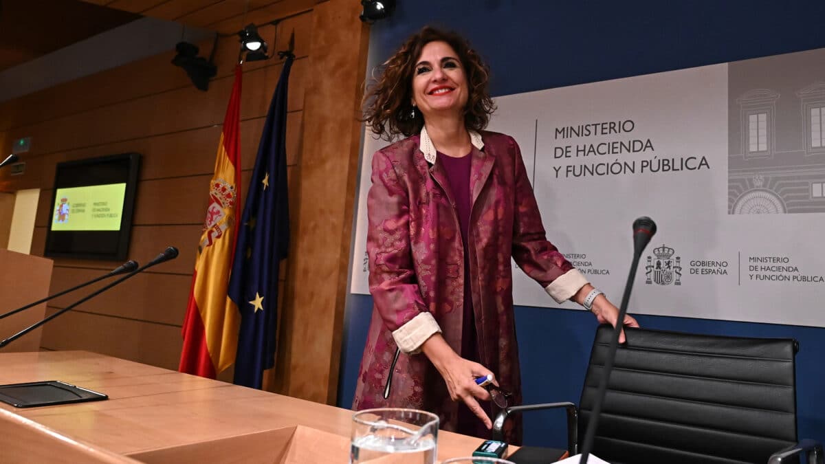 La ministra de Hacienda, María Jesús Montero, sonríe a su llegada a la rueda de prensa convocada este jueves para presentar el paquete de medidas fiscales del Gobierno.