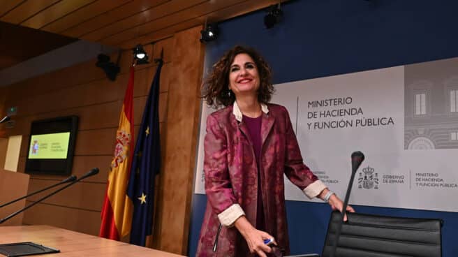 La ministra de Hacienda, María Jesús Montero, sonríe a su llegada a la rueda de prensa convocada este jueves para presentar el paquete de medidas fiscales del Gobierno.