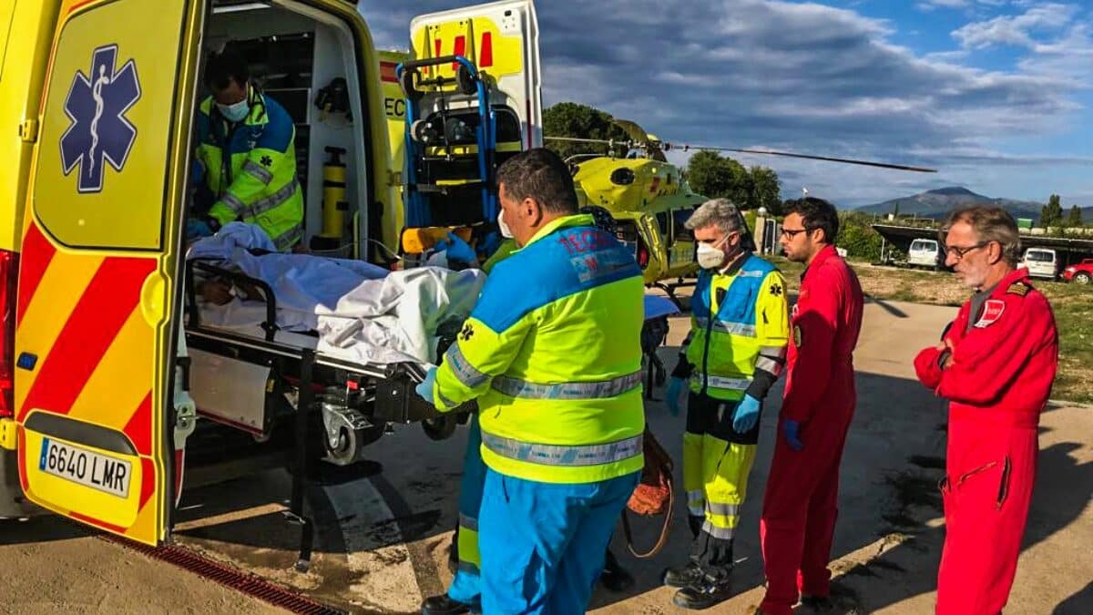 Una ambulancia del 112 traslada a la mujer al hospital.