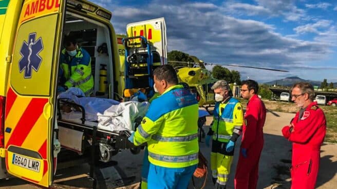 Una ambulancia del 112 traslada a la mujer al hospital.