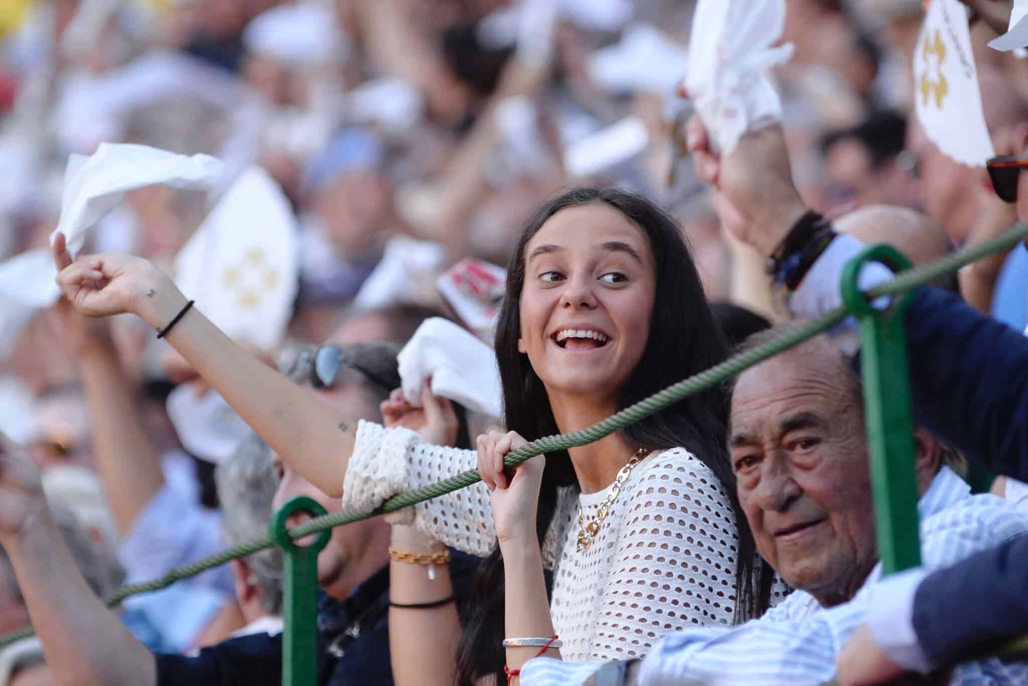 La hija de la infanta Elena, Victoria Federica (c), asiste al tercer festejo taurino de la Feria de la Virgen de San Lorenzo de Valladolid