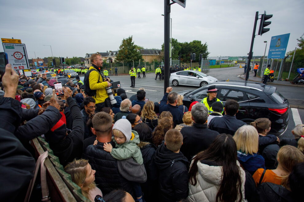 La gente se alinea en la A40 junto a la salida de RAF Northolt, donde aterrizó el ataúd de la Reina Isabel II en Londres