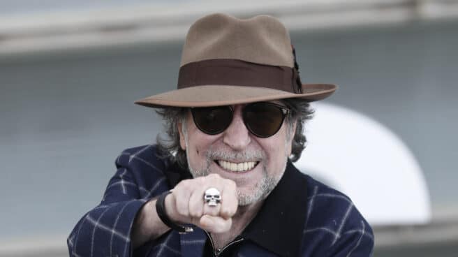 Joaquín Sabina anuncia un nuevo disco y gira de presentación por España y América Latina El cantante Joaquín Sabina, posa este sábado tras la presentación de su película "Sintiéndolo mucho", de Fernando León de Aranoa