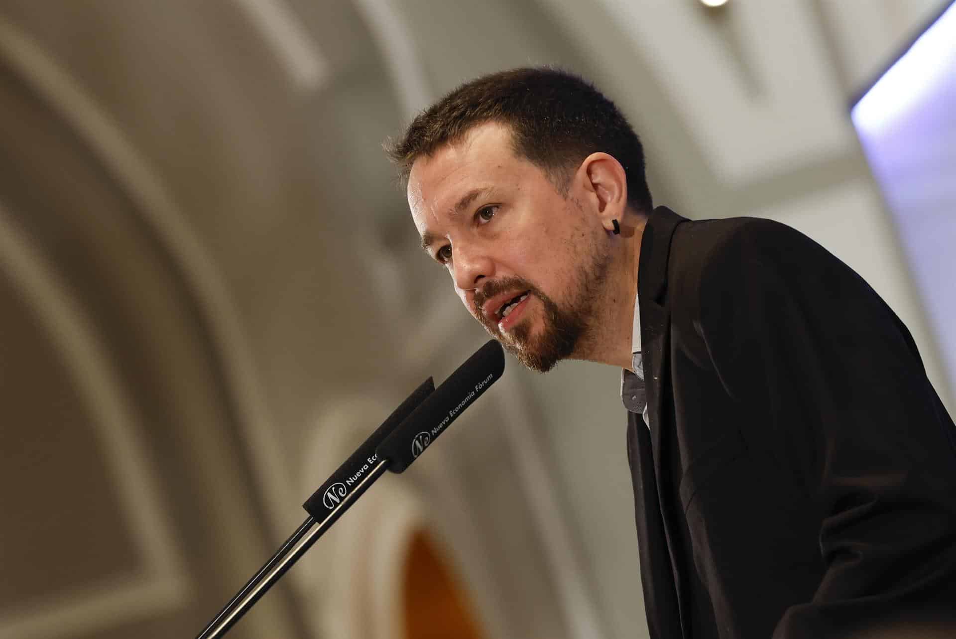 El exvicepresidente del Gobierno Pablo Iglesias presenta al embajador de Chile en España, Javier Velasco, durante un desayuno informativo celebrado en el Hotel Ritz en Madrid