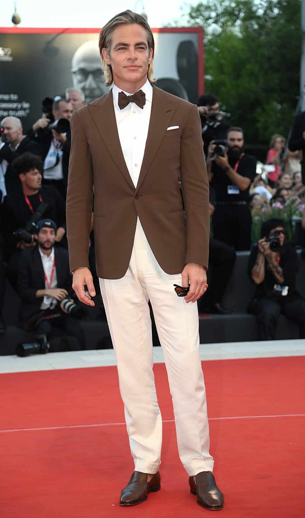 Chris Pine, actor de "Don't Worry Darling", con un traje marrón en la alfombra roja del Festival de Venecia 2022