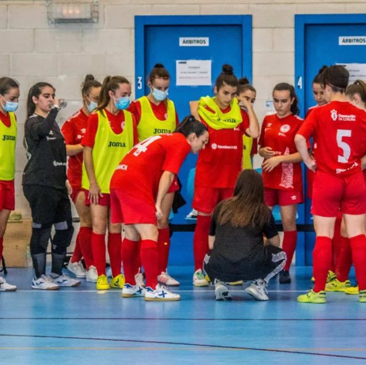 Fani Mártinez da órdenes a sus jugadoras