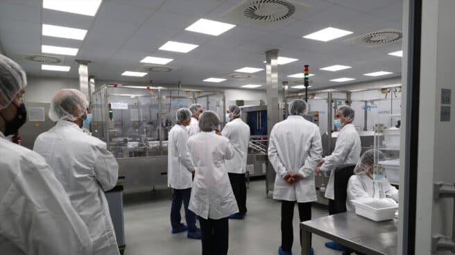 Visita del presidente del Gobierno Pedro Sánchez a la planta de producción de la farmacéutica española Rovi de parte de la vacuna del Covid.