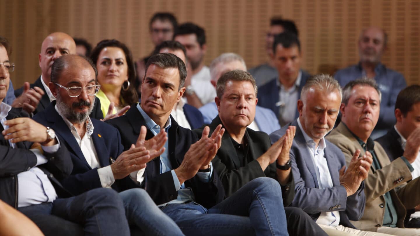 Lambán, Sánchez y Page aplauden en el Consejo Político Federal en Zaragoza.