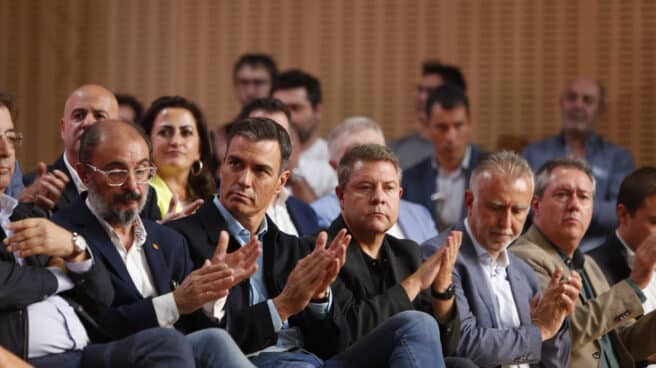 Lambán, Sánchez y Page aplauden en el Consejo Político Federal en Zaragoza. Lambán, Sánchez y Page aplauden en el Consejo Político Federal en Zaragoza.