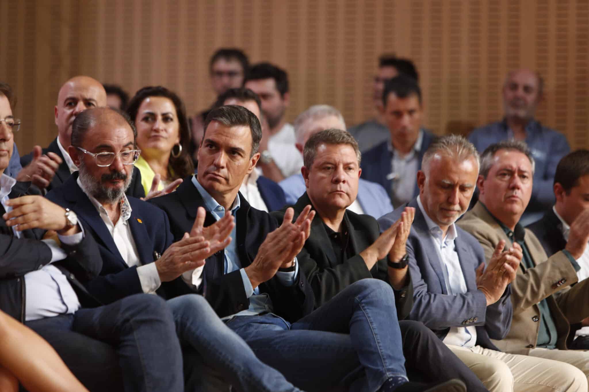 Lambán, Sánchez y Page aplauden en el Consejo Político Federal en Zaragoza.