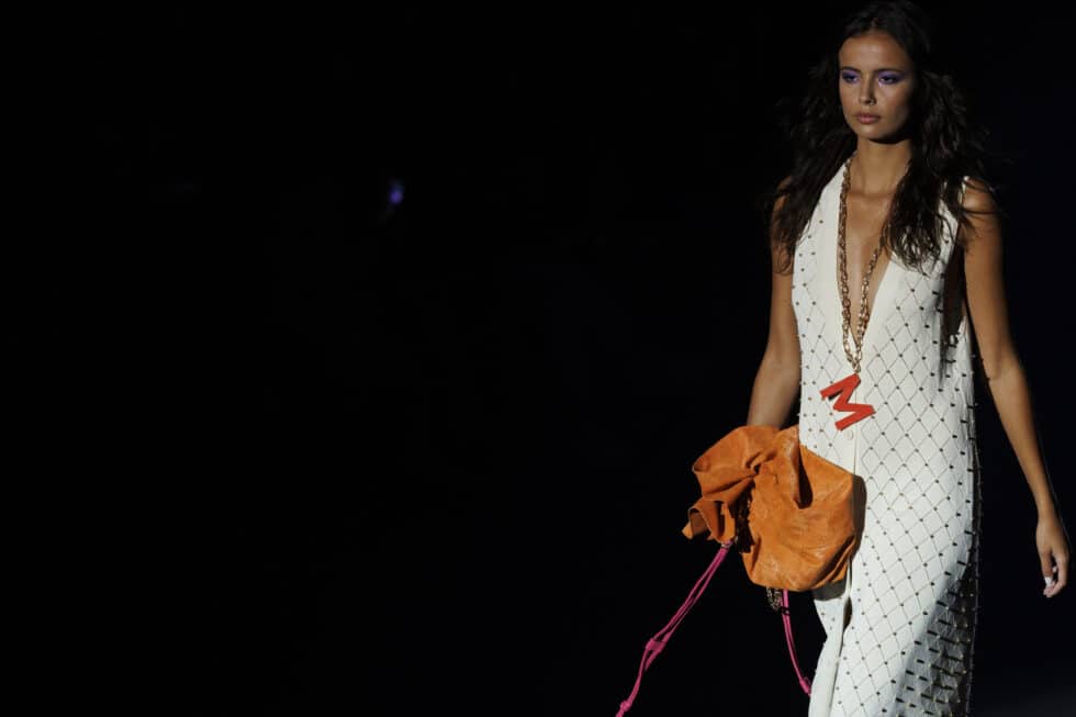 Una modelo luce una creación de la colección primavera-verano 2023 de la diseñadora Lola Casademunt by Maite, durante la 76ª edición de la pasarela Mercedes Benz Fashion Week Madrid, este sábado en Madrid.