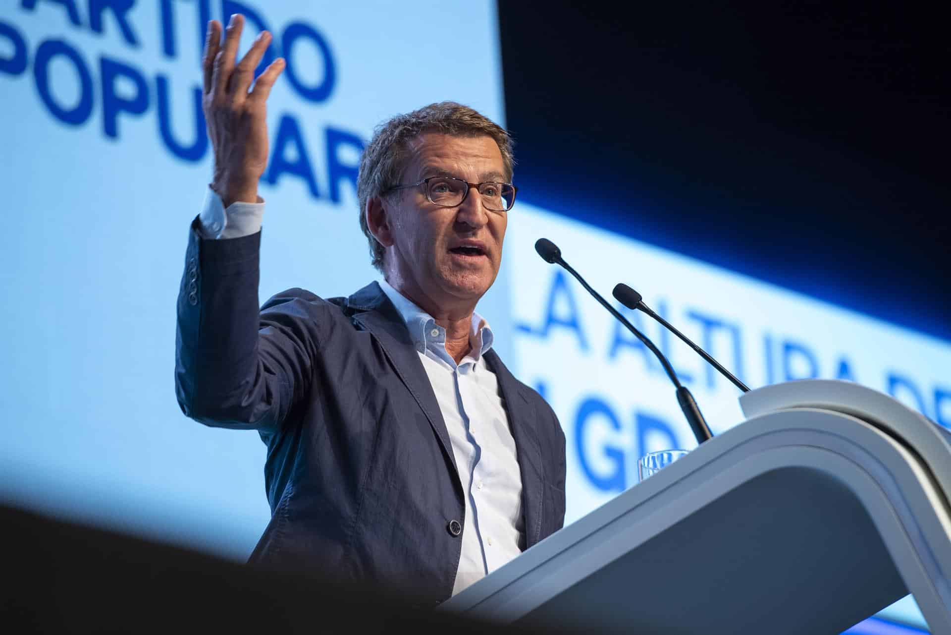 El líder del PP, Alberto Núñez Feijóo, durante su intervención en la clausura de la XXV Interparlamentaria de su formación, este domingo en Toledo