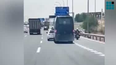 Un taxi y un microbús "se pican" en la autovía de Andalucía hasta provocar un accidente